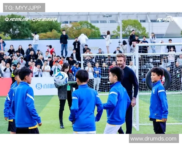 足球明星与足球机器人共舞绿茵场探讨未来足球的无限可能性