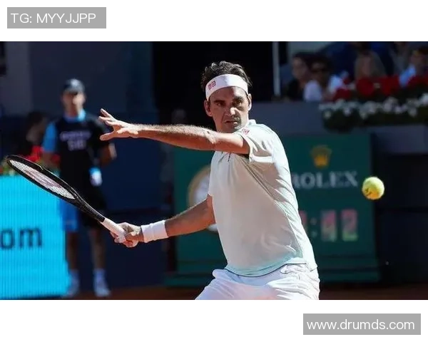 费德勒跨界足球场展现运动魅力与激情引发球迷热议